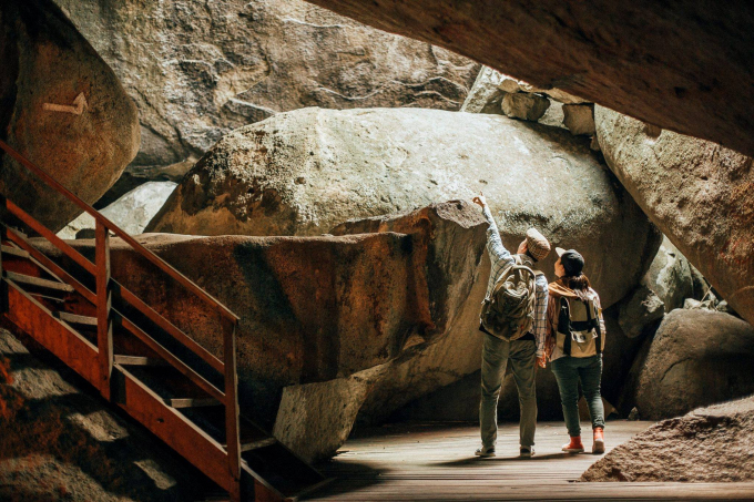 Du khách tham quan các hang động trong Khu du lịch Đồi Tức Dụp. Ảnh thamhiemmekong.