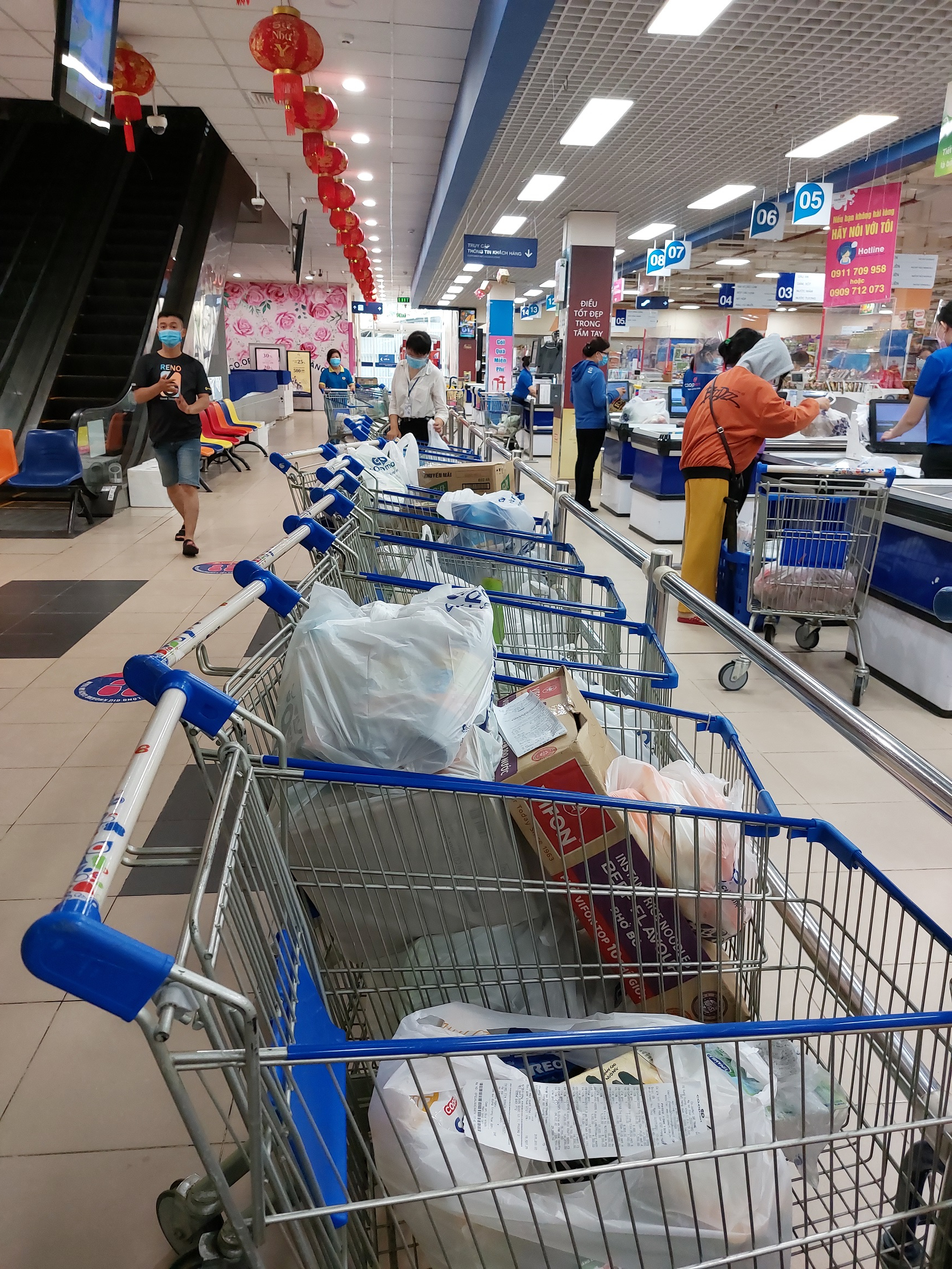 Hàng hóa ở Siêu thị Coopmart Sóc Trăng.