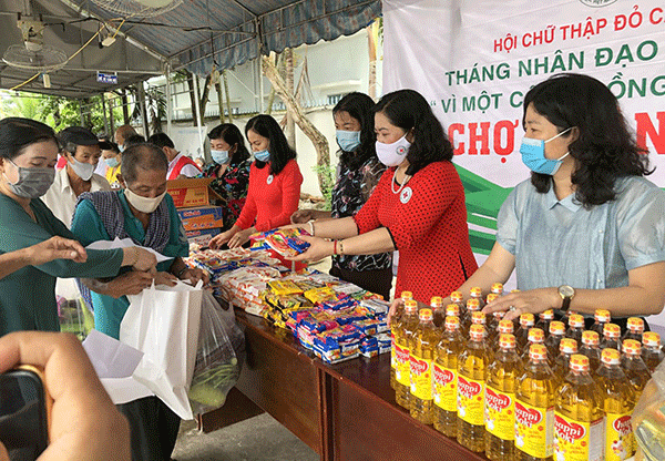 Bà Huỳnh Thanh Thảo, Chủ tịch Hội CTĐ TP Cần Thơ (thứ 2, từ phải sang), tặng quà hộ nghèo trên địa bàn quận Thốt Nốt.