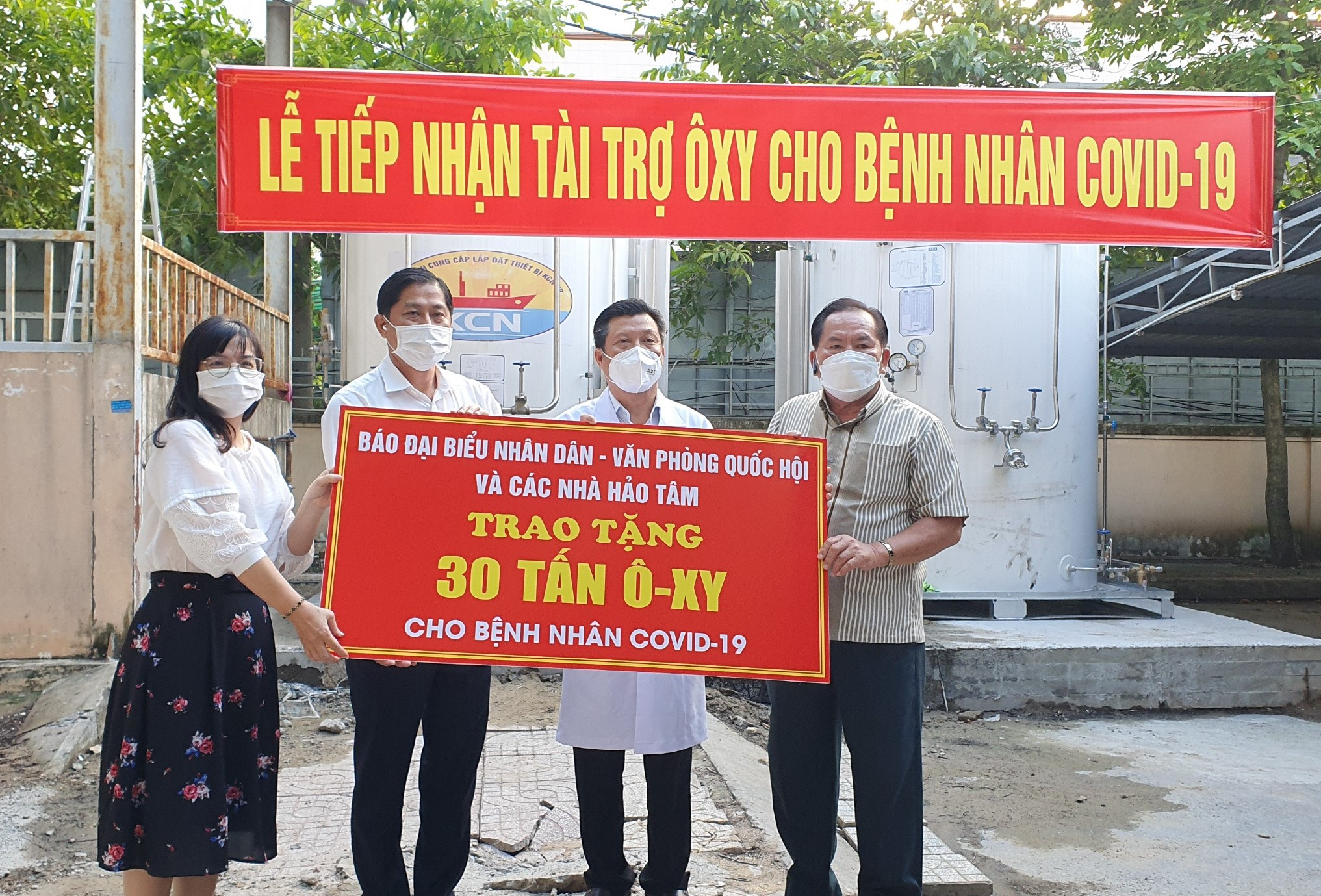 Ông Phan Văn Hò và nhà báo Vũ Châu, đại diện chương trình “Oxy cho sự sống” của Báo Đại biểu nhân dân – Văn phòng Quốc hội trao tặng 30 tấn oxy cho BV Đa khoa TP Cần Thơ.