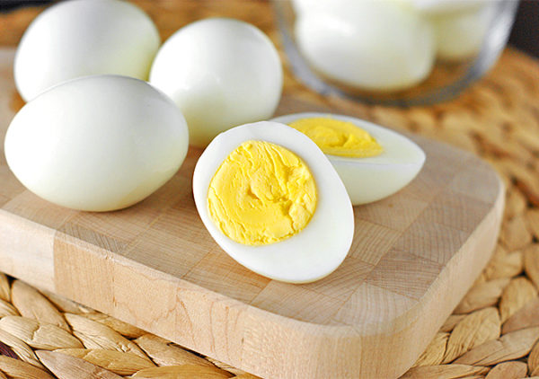 Chỉ cần ăn 2 – 3 trái trứng luộc, bạn đã thấy “lưng lửng” bụng và không có nhu cầu ăn thêm. Ảnh: Internet.