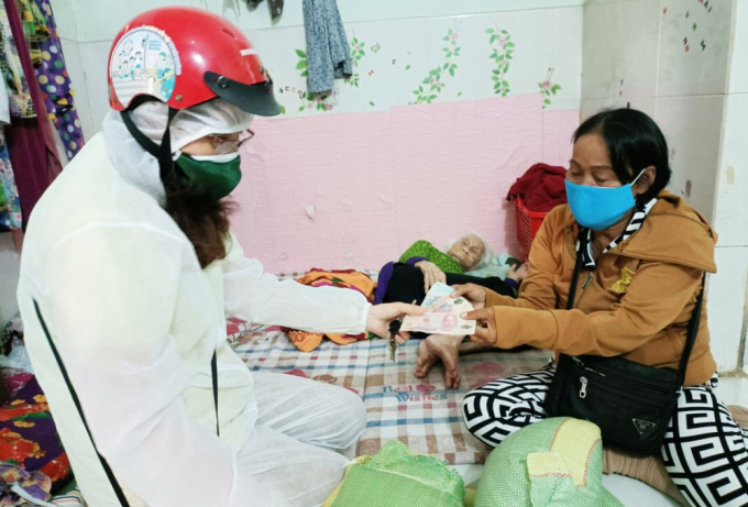 Cô Uyên trao gạo và tiền hỗ trợ gia đình bà Nguyễn Thị Ngọc Lan ở phường An Thới.