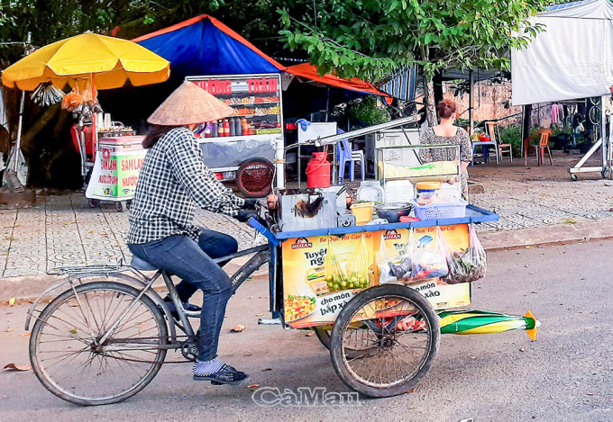 Những người bán hàng rong có thu nhập thấp sẽ sớm được nhận chi trả hỗ trợ theo quy định.