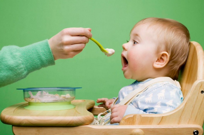 Cho trẻ ăn các thức ăn mềm, đa dạng, dễ tiêu và chia thành các bữa nhỏ (với trẻ mới ăn dặm hoặc trẻ biếng ăn). Ảnh: Internet.