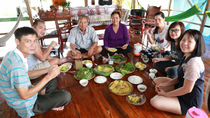 Quây quần cùng ăn bữa cơm gia đình