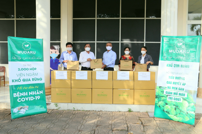Đại diện Công ty Cổ phần TNB Việt Nam trao 2.000 hộp viên ngậm hỗ trợ điều trị COVID - 19 cho Bệnh viện dã chiến số 2.