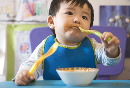 Với trẻ em, chức năng thận còn non nớt, vì vậy không nên cho muối vào thức ăn của trẻ trước khi trẻ 1 tuổi. Ảnh: Eva.