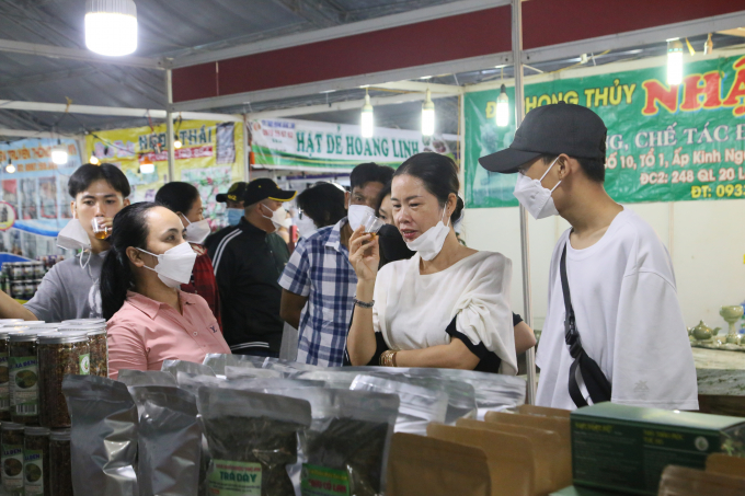 Khách tham quan các gian hàng trưng bày tại Festival Lúa Gạo.