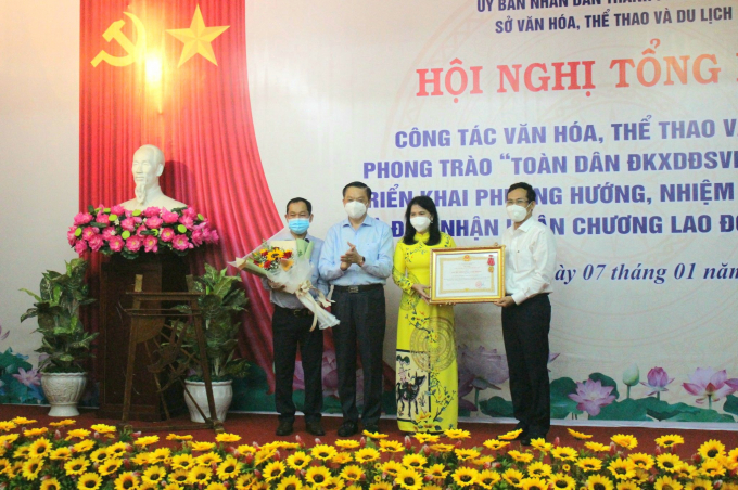 Thừa ủy quyền của Chủ tịch nước, lãnh đạo Cần Thơ đã trao tặng Huân chương Lao động hạng ba cho Sở VHTT&DL.