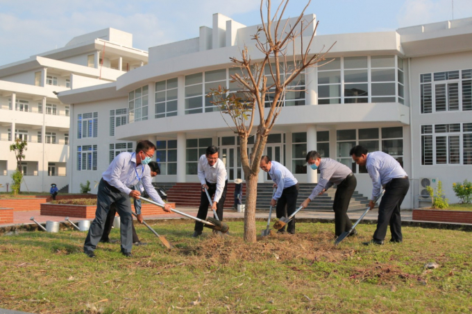 Thứ trưởng Bộ Giáo dục và Đào tạo Nguyễn Văn Phúc và các lãnh đạo trồng cây lưu niệm tại Trường Đại học Kiên Giang.