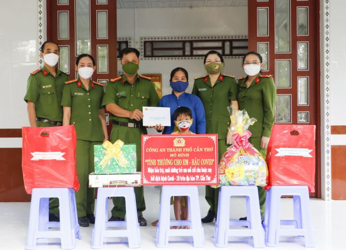 Phòng Cảnh sát điều tra tội phạm về môi trường, Công an thành phố Cần Thơ tặng quà cho gia đình em Nguyễn Văn Đô (6 tuổi).