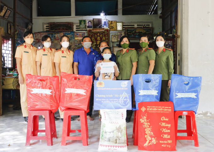 Phòng Cảnh sát giao thông đường bộ, đường sắt Công an thành phố Cần Thơ thăm và tặng quà cho gia đình em Trần Nguyễn Hạnh Đan (9 tuổi).