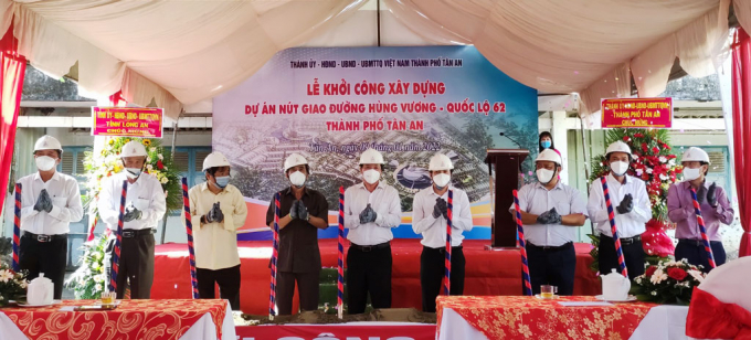 Đại biểu thực hiện nghi thức khởi công nút giao Hùng Vương – Quốc lộ 62