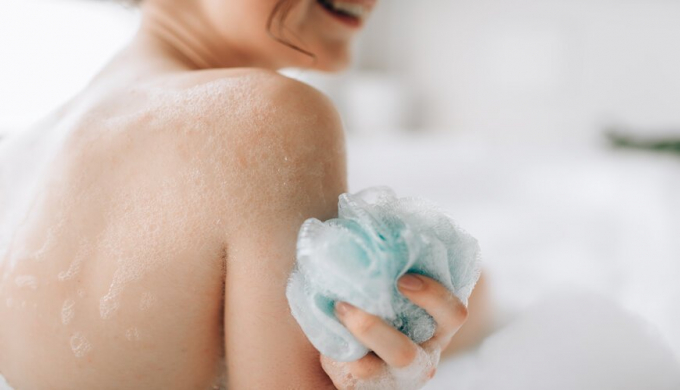Việc tắm mỗi ngày giúp bạn làm sạch da sau một ngày đi làm và đây là khoảng thời gian giúp bạn thư giãn. Ảnh Internet.