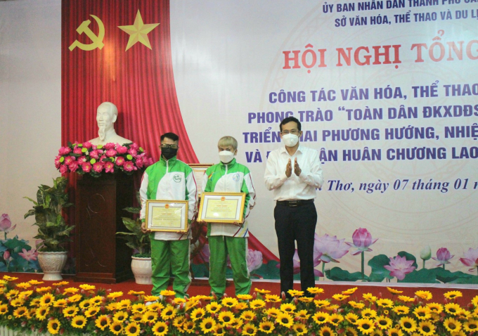 Lãnh đạo Sở VHTH&DL trao bằng khen cho vận động viên Boxing Nguyễn Thị Thu Nhi đạt đai WBO vô địch thế giới hạn minifly dành cho nữ.