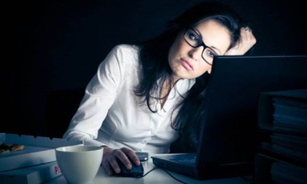 Nên giảm tối đa thời gian ngồi trước màn hình (ti vi, máy tính…) để tránh những tác động tiêu cực tới mắt và sức khỏe tinh thần của bạn. Ảnh Internet.