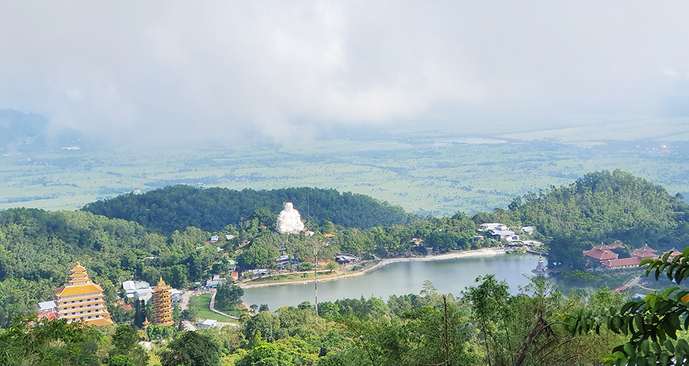 Núi Cấm An Giang. Ảnh: TRUNG HIẾU