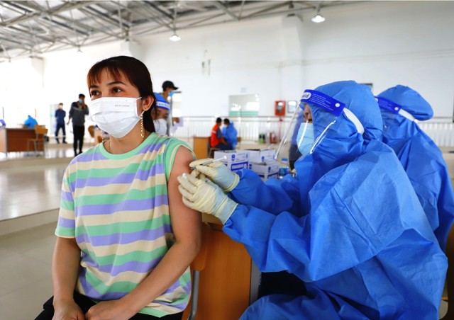 Tiêm mũi 3 vắc-xin phòng Covid-19 cho người lao động làm việc tại Công ty TNHH Giấy Lee & Man Việt Nam, huyện Châu Thành.