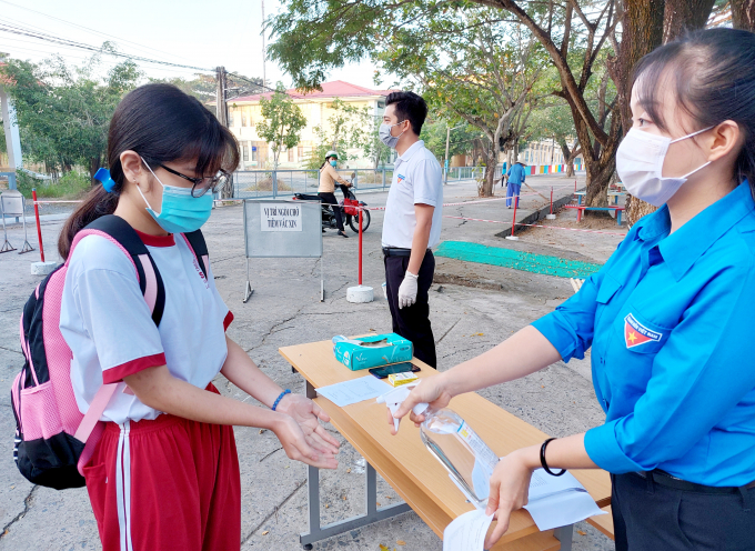 Học sinh trường Thực hành Sư phạm Mỹ Xuyên đến trường học trực tiếp.