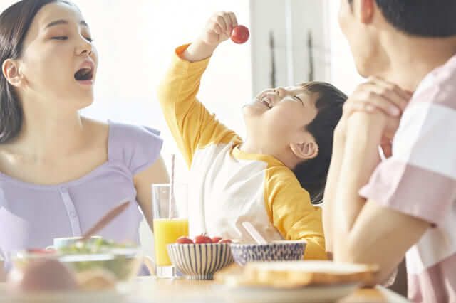 Nếu bạn khen ngợi con mỗi khi bé cố gắng ăn rau thì có khả năng bé sẽ thích ăn rau hơn. Ảnh: Internet.