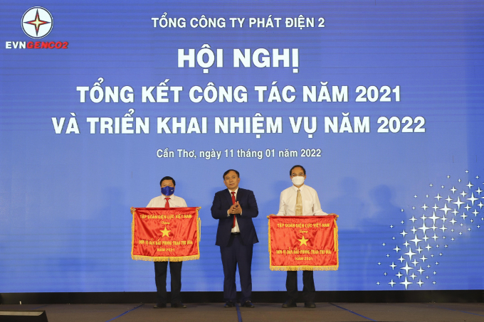Ông Trần Phú Thái - Chủ tịch Hội đồng quản trị EVNGENCO2 thừa ủy quyền EVN trao Cờ thi đua Hoàn thành xuất sắc nhiệm vụ cho đại diện các tập thể. Ảnh Minh Lương
