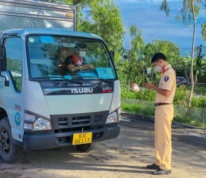 Lực lượng chức năng kiểm tra giấy xét nghiệm tại chốt kiểm soát dịch Covid-19.