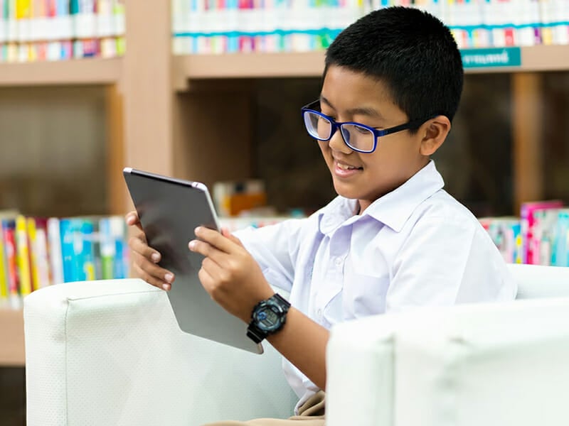 Trẻ em ngày nay có thể không cận thị do học nhiều mà tiếp xúc thiết bị điện tử quá nhiều (Ảnh: Internet)