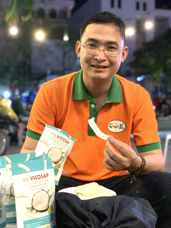 Trần Duy Linh và sản phẩm mới của Vicosap. Ảnh HL