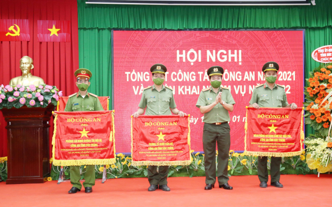 Đại tá Lâm Thành Sol, Giám đốc Công an tỉnh Sóc Trăng trao Cờ thi đua của Bộ Công an tặng các đơn vị cơ sở thuộc Công an tỉnh.