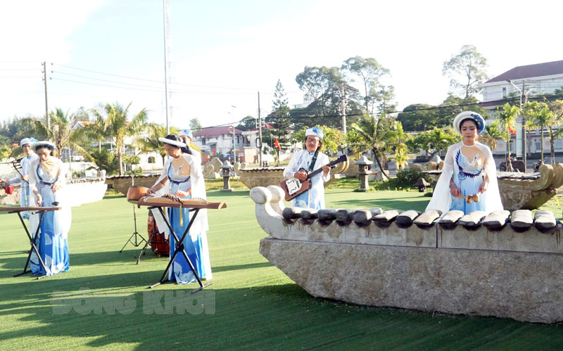 Trung tâm Văn hóa - Điện ảnh tỉnh ghi hình buổi diễn hòa tấu nhạc cụ bằng dừa và đàn đá.