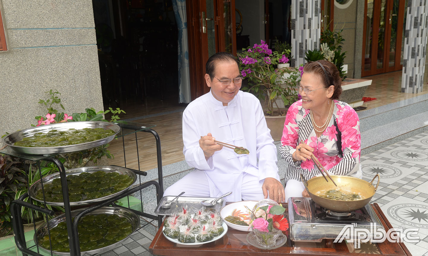 Chú Đức và cô Thắm bên chảo sên mứt chanh của gia đình.