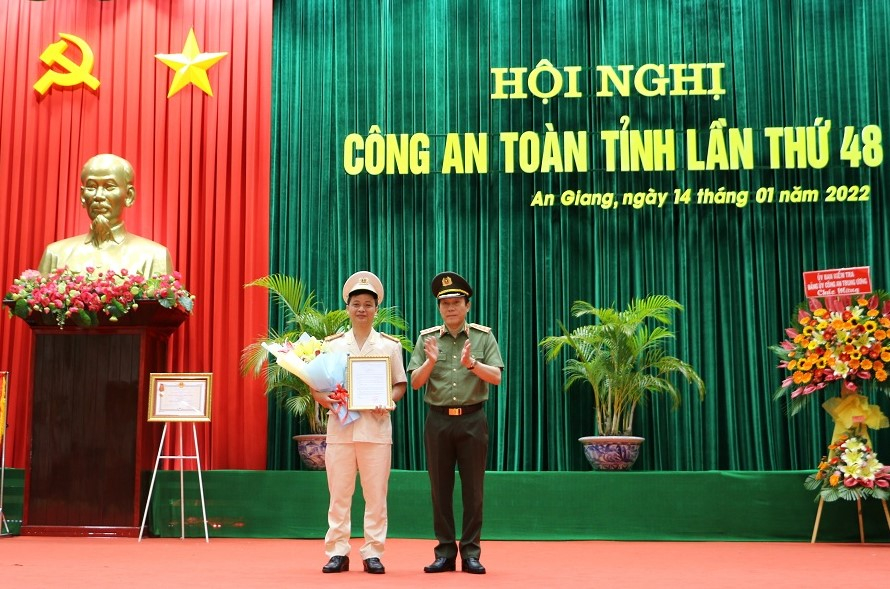 Thứ trưởng Lương Tam Quang trao Quyết định của Bộ trưởng Bộ Công an bổ nhiệm Đại tá Bùi Tấn Ân giữ chức Phó Giám đốc Công an tỉnh An Giang.