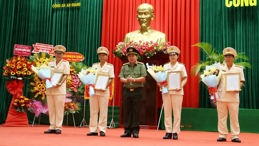 Đại tá Đinh Văn Nơi trao quyết định cho các đồng chí được điều động về Phòng An ninh mạng và Phòng chống tội phạm sử dụng công nghệ cao Công an tỉnh An Giang.
