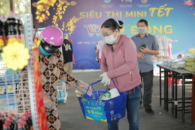 Siêu thị mini Tết 0 đồng đầu tiên được mở cửa tại TP Sóc Trăng góp phần hỗ trợ 1.000 hộ dân nghèo bớt lo toan, thỏa sức mua sắm để có cái Tết đầy đủ, ấm no.