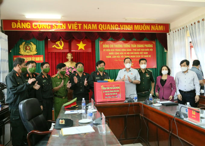 Thượng tướng Trần Quang Phương, Ủy viên Trung ương Đảng, Phó Chủ tịch Quốc hội tặng quà cho cán bộ, chiến sĩ Trung đoàn CSCĐ Tây Nam Bộ.