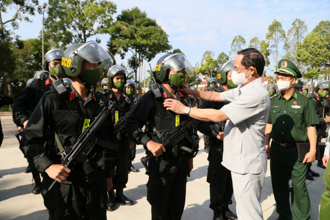Phó Chủ tịch Quốc hội Trần Quang Phương thăm, chúc Tết cán bộ, chiến sĩ Trung đoàn Cảnh sát cơ động Tây Nam Bộ.