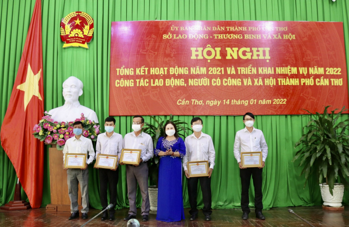 Bà Trần Thị Xuân Mai - Ủy viên UBND, Giám đốc Sở LĐTBXH thành phố Cần Thơ trao giấy khen cho những cá nhân có thành tích trong công tác tuyên truyền trong năm qua.