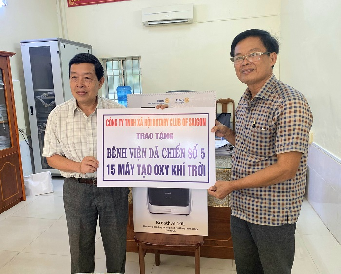 Đại diện lãnh đạo Sở Y tế tỉnh Cà Mau (bên phải) tiếp nhận bảng tượng trưng của đại diện Công ty TNHH Xã hội Rotary Clup of Saigon tại Thành phố Hồ Chí Minh trao tặng máy tạo oxy khí trời. Ảnh camaugov.