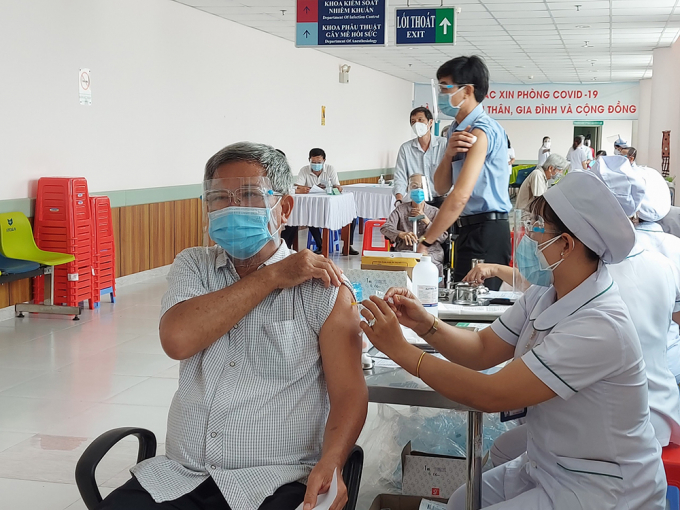 Công tác tiêm vaccine phòng COVID-19 mũi thứ 3 cho người từ 18 tuổi trở lên tại Bệnh viện Đa khoa Trung tâm An Giang. Ảnh Báo An Giang.