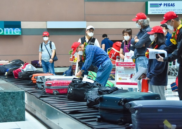 Đoàn khách Hàn Quốc nhận hành lý sau khi hoàn tất thủ tục nhập cảnh tại Phú Quốc vào tháng 11/2021. Ảnh kiengianggov.