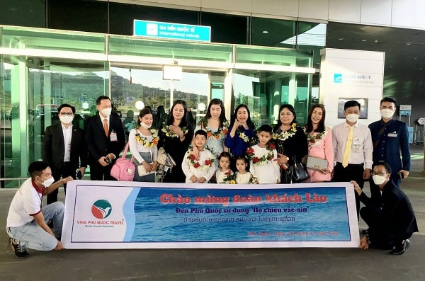 Đoàn khách quốc tế thứ 3 đến với Phú Quốc thí điểm đón khách quốc tế bằng hộ chiếu vaccine. Ảnh kiengianggov.
