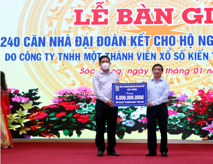 Ông Lê Văn Khanh, Chủ tịch Công ty TNHH MTV XSKT Sóc Trăng trao bảng tượng trưng 6 tỷ đồng tài trợ năm 2022.