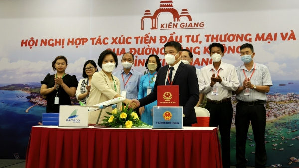 Đại diện lãnh đạo tỉnh Kiên Giang ký kết hợp tác với đại diện Công ty cổ phần hàng không Tre Việt - Bamboo Ariways.