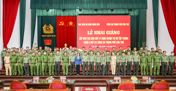 Lãnh đạo, đại biểu và các học viên chụp ảnh lưu niệm.