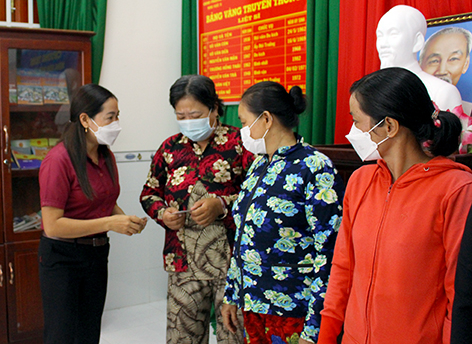 Lãnh đạo Hội LHPN thành phố Vị Thanh trao thẻ bảo hiểm y tế cho hội viên phụ nữ có hoàn cảnh khó khăn trên địa bàn phường III.
