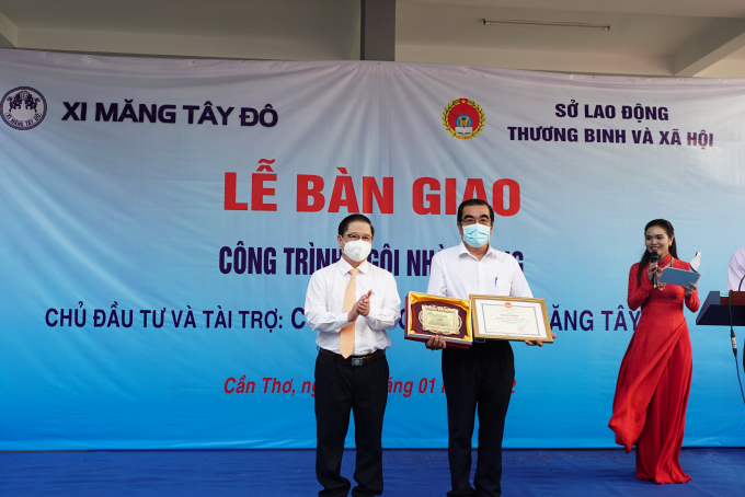 Ông Trần Việt Trường- Phó Bí thư Thành ủy, Chủ tịch UBND thành phố đã trao bằng khen Công ty CP xi măng Tây Đô.