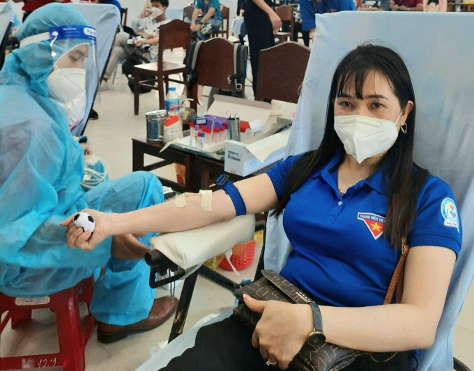 Giáo viên Trường Tiểu học Ngô Quyền, quận Ninh Kiều tham gia hiến máu tình nguyện.