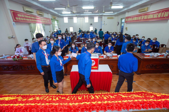 Các Đại biểu chính thức bỏ phiếu bầu BCH Đoàn TNCS Hồ Chí Minh phường Cái Khế lần thứ XVI, nhiệm kỳ 2022 - 227 và Đoàn Đại biểu dự Đại hội cấp trên.