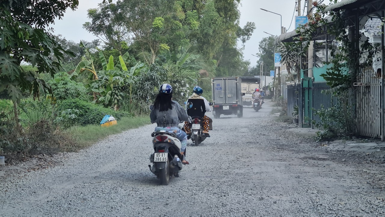 Đường vào nông trường Sông Hậu, khiến cho người tham gia giao thông ngao ngán mỗi khi di chuyển trên cung đường này.