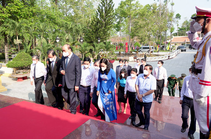 Chủ tịch nước Nguyễn Xuân Phúc vào Khu lưu niệm Chủ tịch Tôn Đức Thắng. Ảnh: angianggov.
